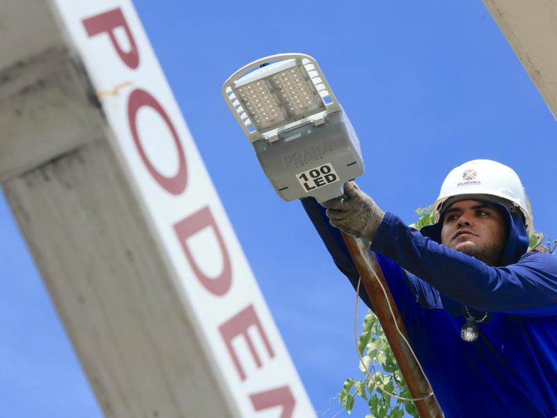 Alumbrado público mantiene trabajos de atención en el municipio