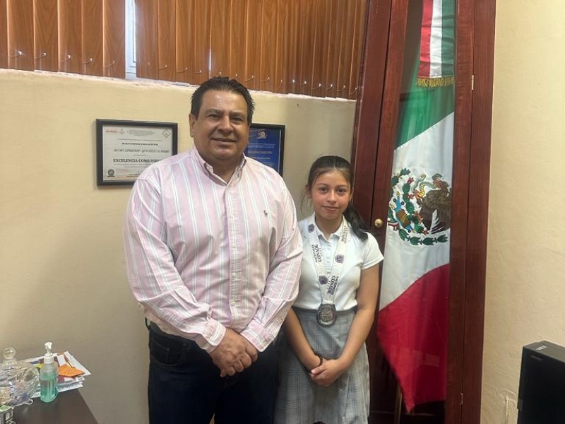 Alumna de secundaria obtuvo medalla de plata en luchas asociadas