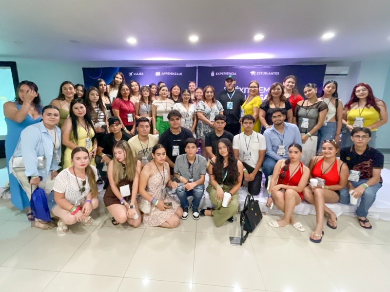Alumnado de UES se fortalece en congreso de negocios