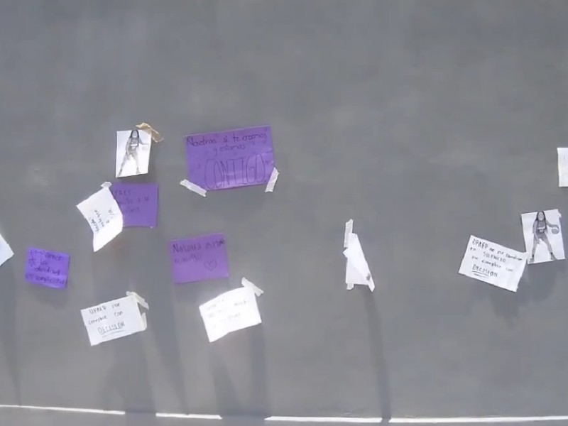 Alumnas de la UPAEP colocan opancartes in instalciones de escuela