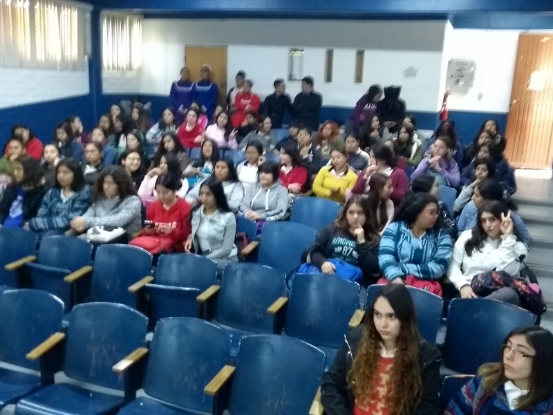 Alumnas del CETIS conmemoran el día de mujer.