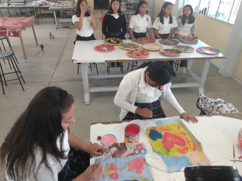 Alumnas pintan en contra de la violencia de género