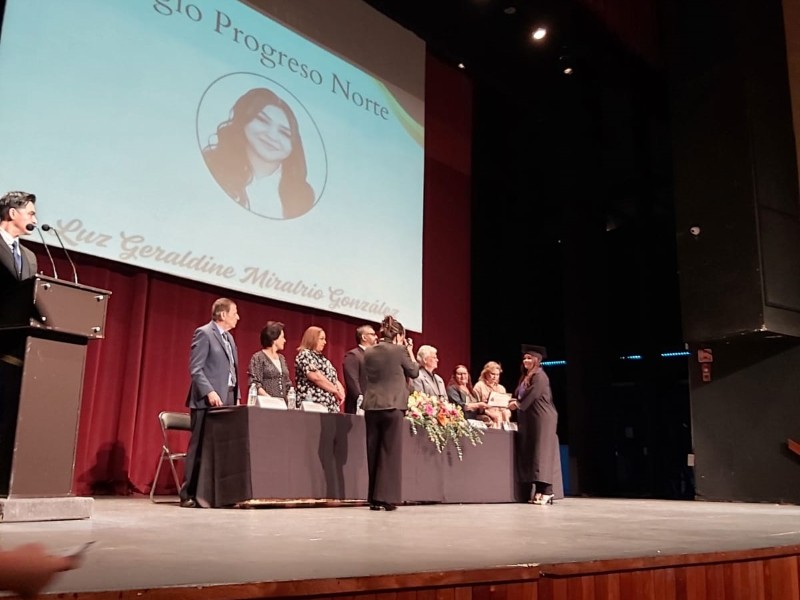 Alumnas y alumnos reciben certificados oficiales del ISEA