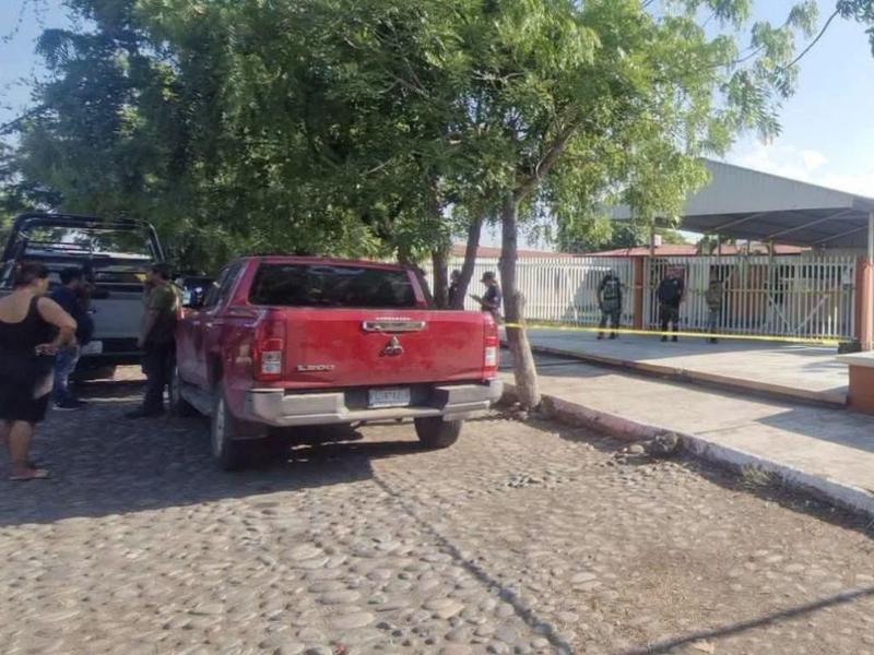 Alumno lleva arma de fuego a secundaria de Tecomán; intensa movilización policiaca