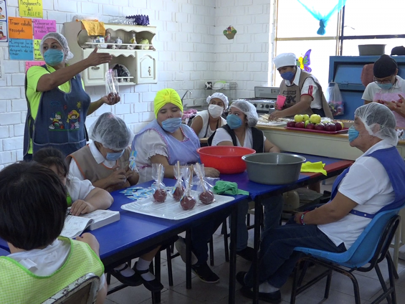 Alumnos con discapacidad intelectual elaboran productos de limpieza