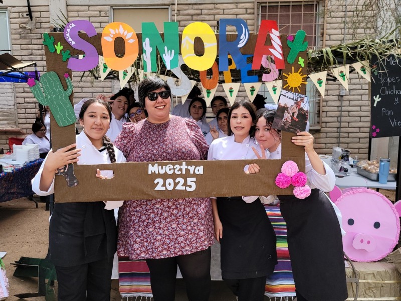 Alumnos de Conalep celebran raíces con platillos regionales