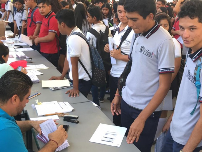 Alumnos de Costa Grande reciben becas Benito Juárez