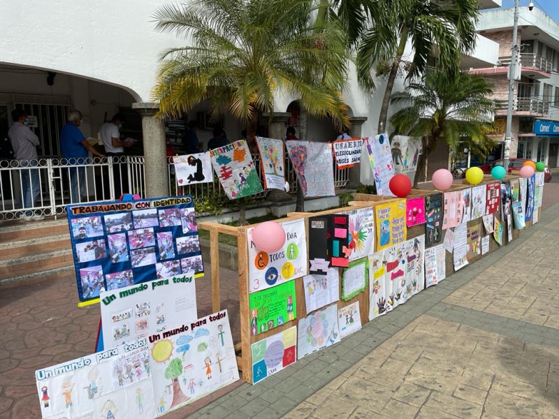 Alumnos de educación especial realizan exposición en Tuxpan