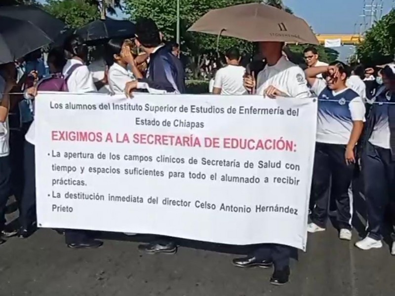 Alumnos de enfermería bloquean el Bulevar Belisario Domínguez en Tuxtla