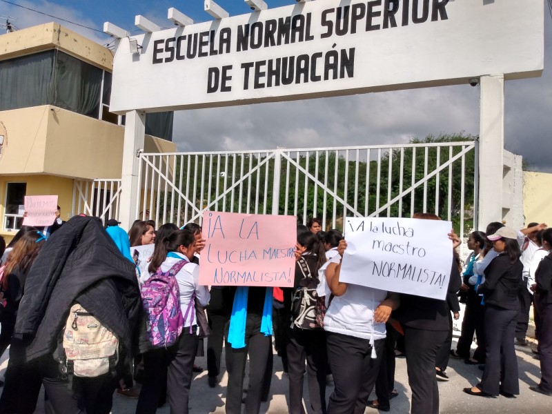 Alumnos de ENS bloquean institución para exigir cuentas