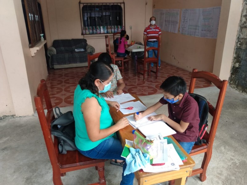 Alumnos de escasos recursos reciben clases presenciales en Juchitán