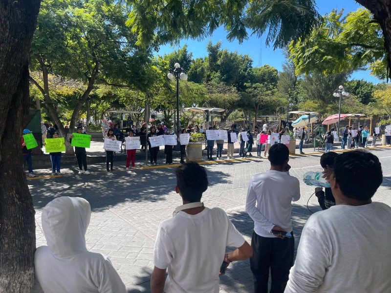 Alumnos de Federacion Nacional se manifiestan apoyando a Oaxaca