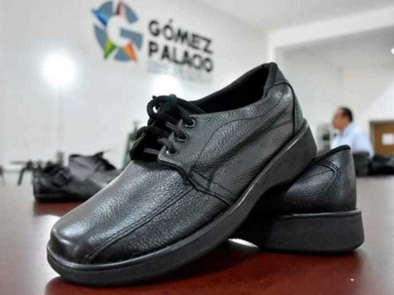 Alumnos de Gómez Palacio reciben zapatos gratuitos