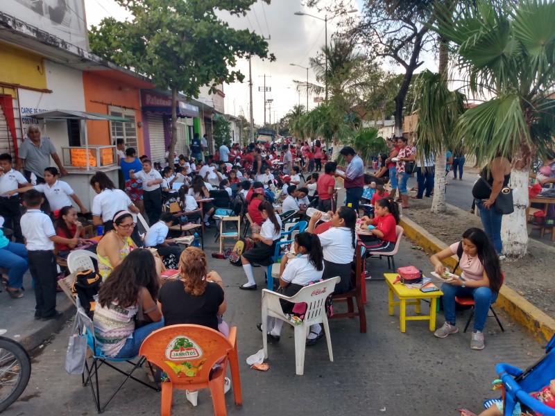 Alumnos de Juchitán reciben clases en la vía pública