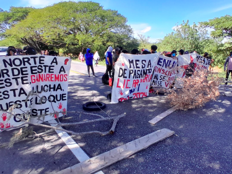 Alumnos de la ENUFI realizan bloqueo carretero en Juchitán