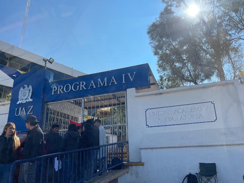 Alumnos de la Preparatoria 4 cuestionan negativa de apoyo a la Universidad