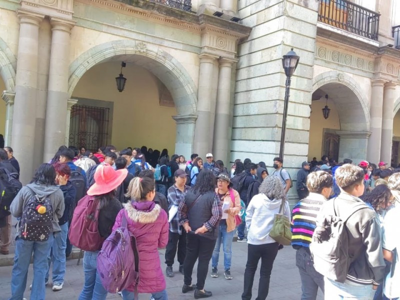 Alumnos de la Preparatoria No.7 toman clases en zócalo capitalino