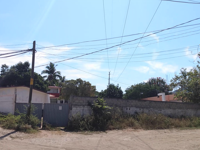 Alumnos de La Puerta peligran por cables de alta tensión