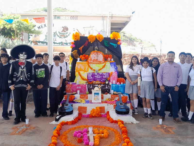 Alumnos de la Secundaria ETI #30 realizaron exposición de altares de muertos Alumnos de la Secundaria ETI #30 realizaron exposición de altares de muertos