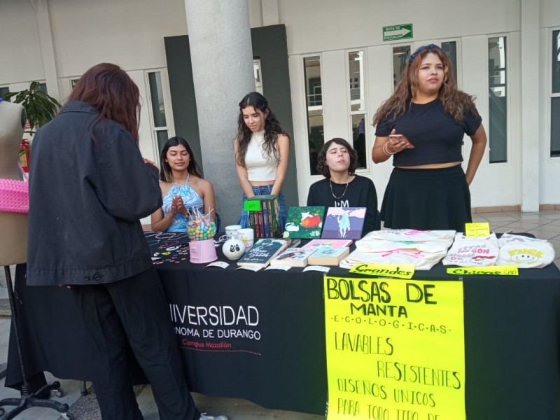 Alumnos de la UAD exponen y venden arte y diseños