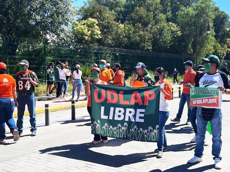 Alumnos de la UDLAP marchan y exigen devolución de campus