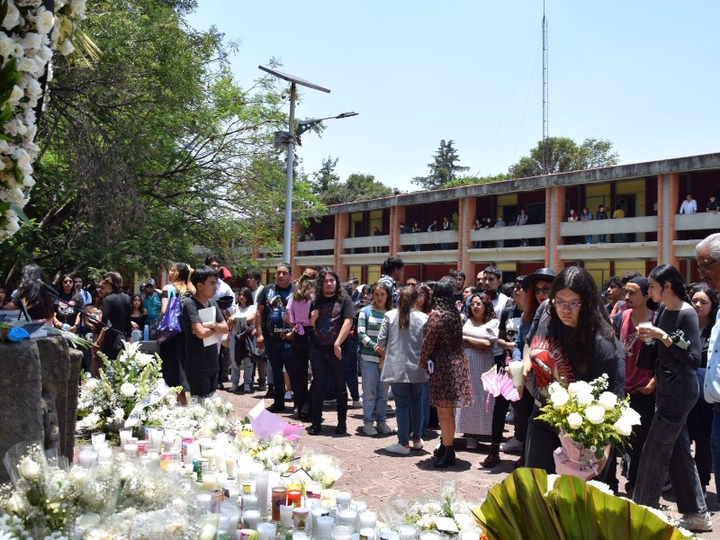 Alumnos de la UNAM realizan homenaje a alumnos fallecidos