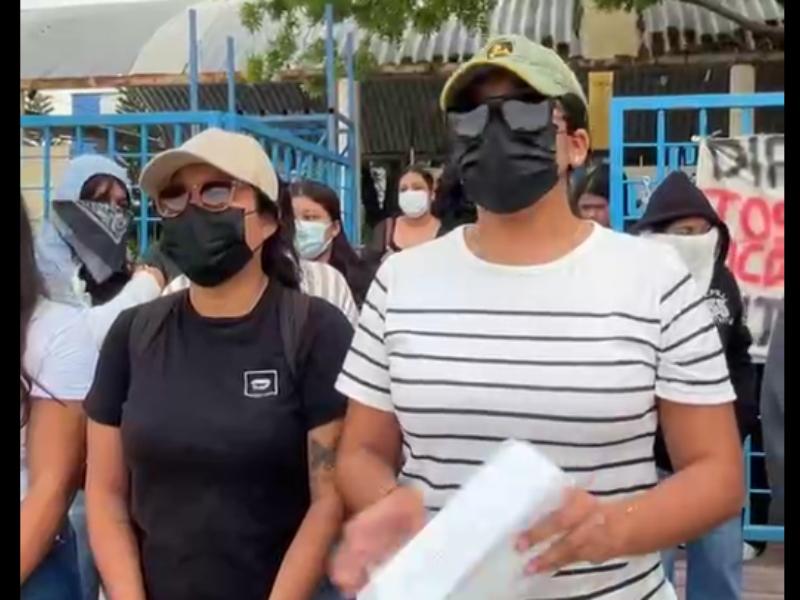 Alumnos de la Universidad Pedagógica Nacional toman instalaciones y denuncian a director