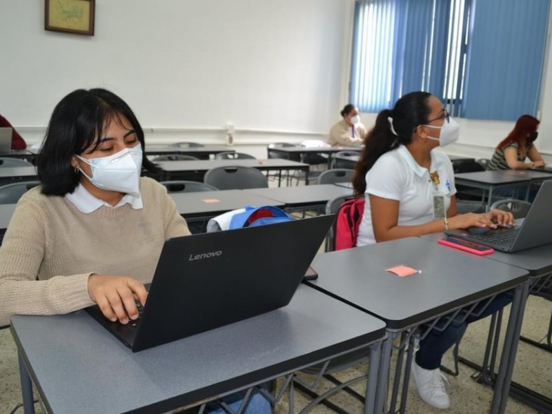 Alumnos de la UV regresan a clases