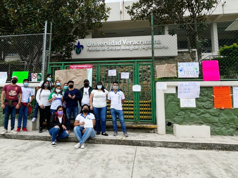 Alumnos de la UV se manifestaron para pedir clases presenciales