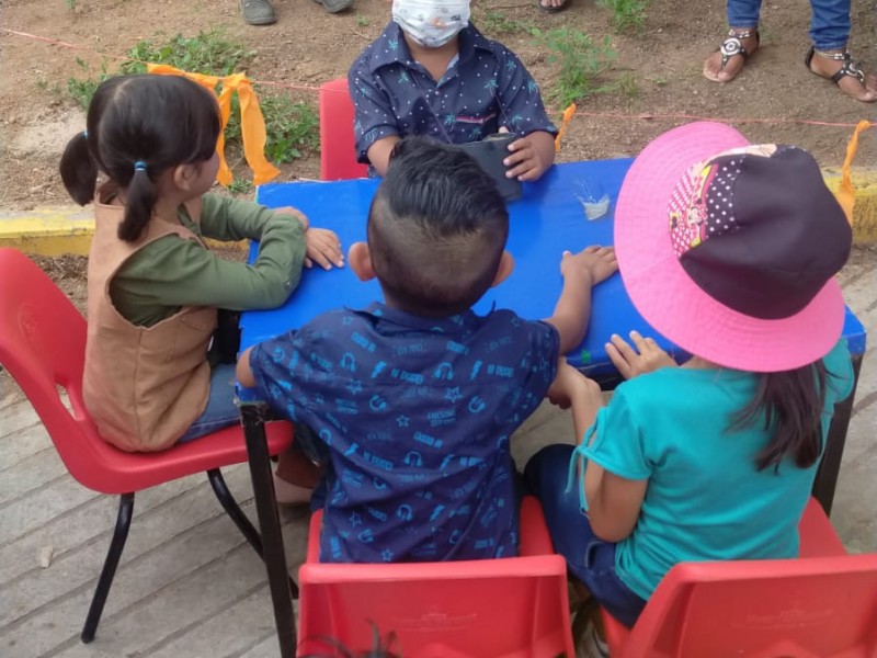 Alumnos de preescolar toman clases en la calle en Cintalapa,Chiapas