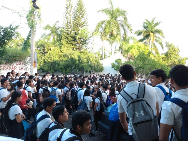 Alumnos de preparatoria Allende piden cambio de director