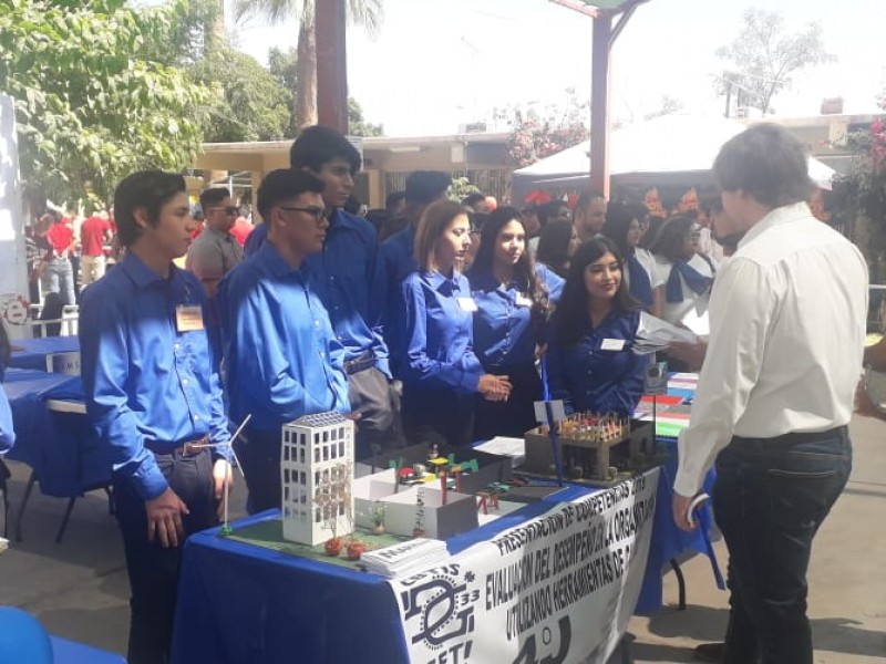 Alumnos de preparatoria demuestran proyectos