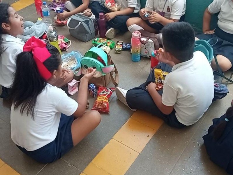 Alumnos de primaria buscan a alcalde para construcción de barda