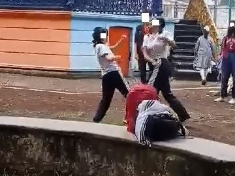 Alumnos de secundaria de Xalapa se agarran a golpes