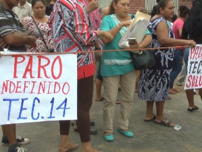 Alumnos de secundaria en Petatlán bloquean carretera