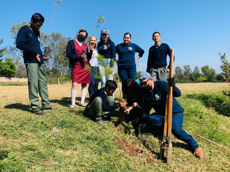 Alumnos de secundaria realizan labores de reforestación en Jacona