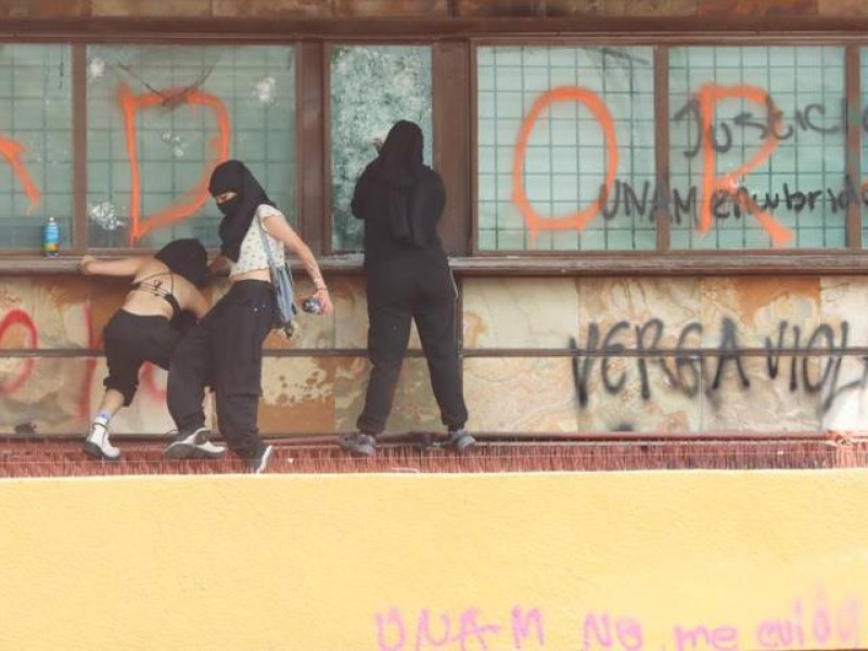 Alumnos de UNAM protestan en la torre de Rectoría