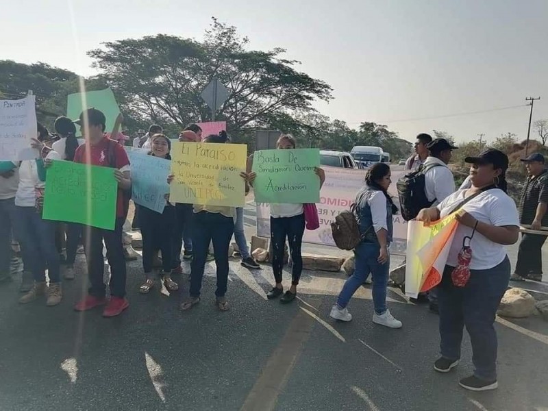 Alumnos de UNIPEG bloquean carretera Acapulco-Zihuatanejo en Atoyac