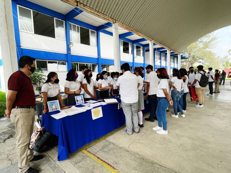 Alumnos del Cetis exponen su desarrollo educativo