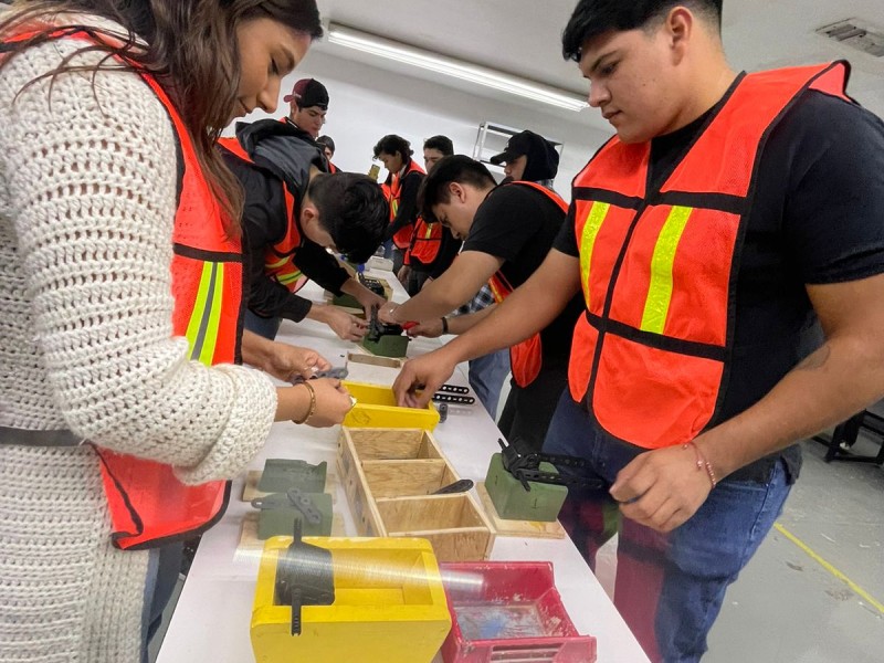 Alumnos del ITH elaboran juguetes para donarlos a niños sonorenses