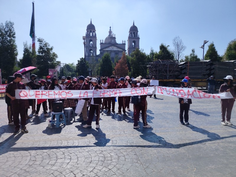 Alumnos del Plantel Azteca, Toluca protestan por falta de convenio