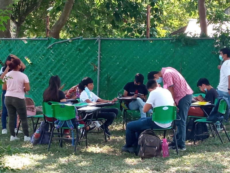 Alumnos del TEBA toman clases en el parque de Santiago