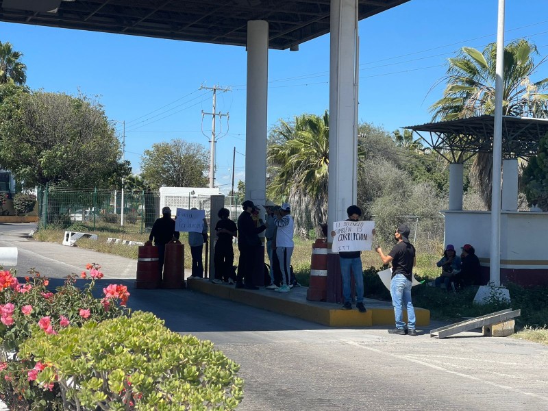 Alumnos del Tecnológico liberan y cierra caseta de Cuacnopalan Oaxaca