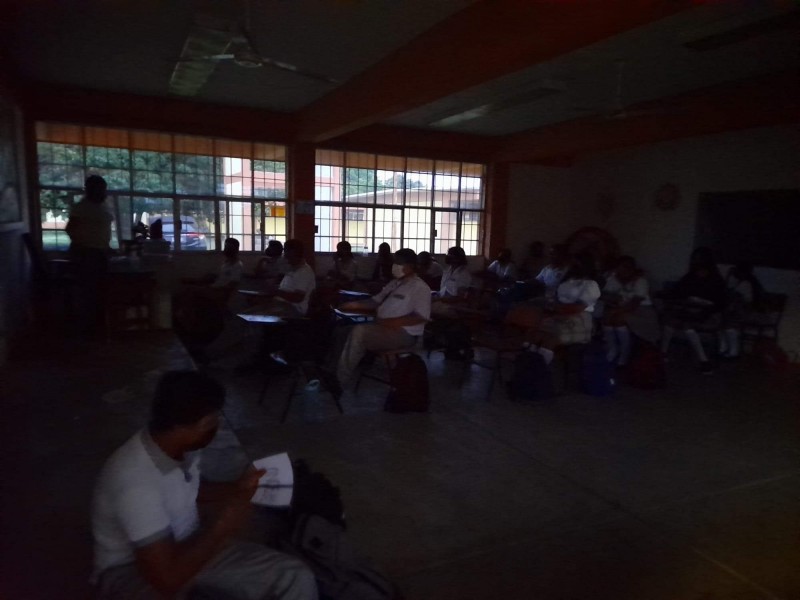 Alumnos en Secundaria de Petacalco estudian entre carencias
