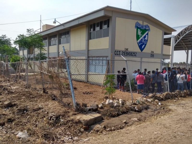 Alumnos limpian escuela sin apoyo prometido por autoridades