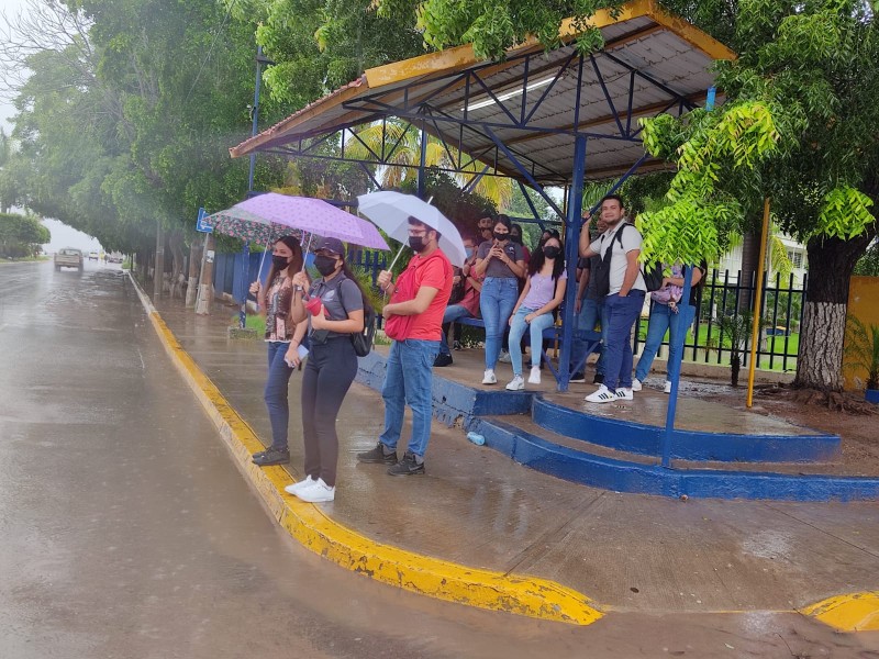 Alumnos molestos por no cancelar clases con las lluvias