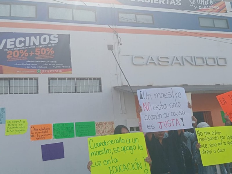 Alumnos protestan en Atzompa por despido injustificado de profesor