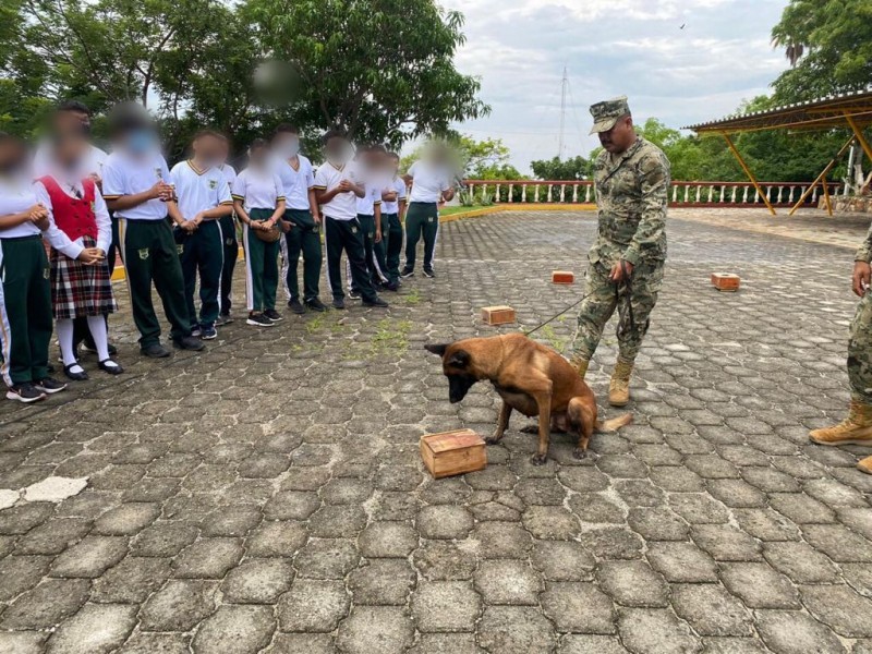 Alumnos realizan recorrido en instalaciones de región naval