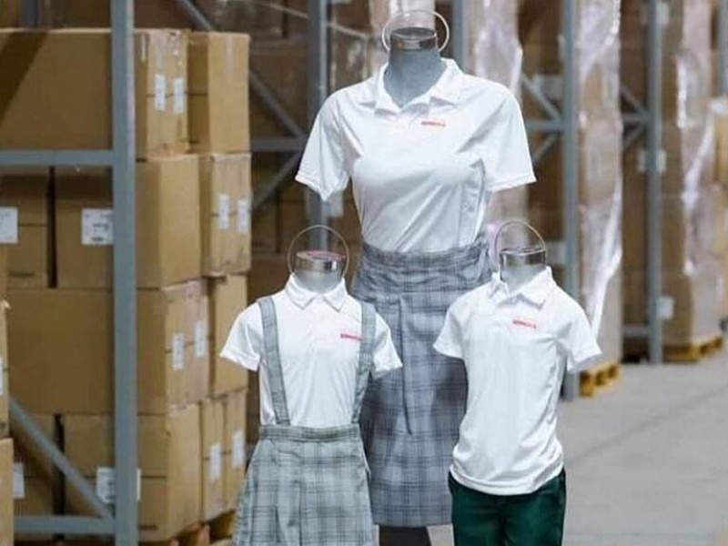 Alumnos reciben reposición de uniformes escolares que perdieron en inundanciones