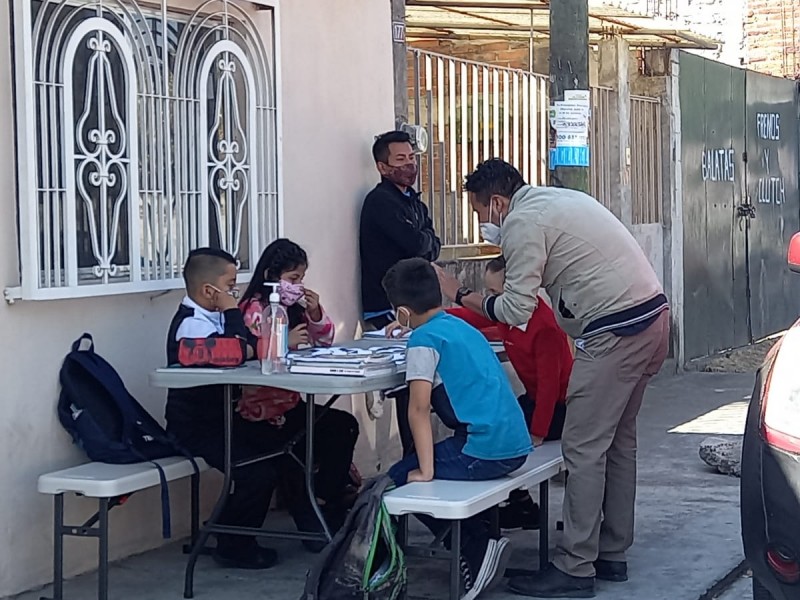 Por toma, alumnos retoman sus clases presenciales en la calle